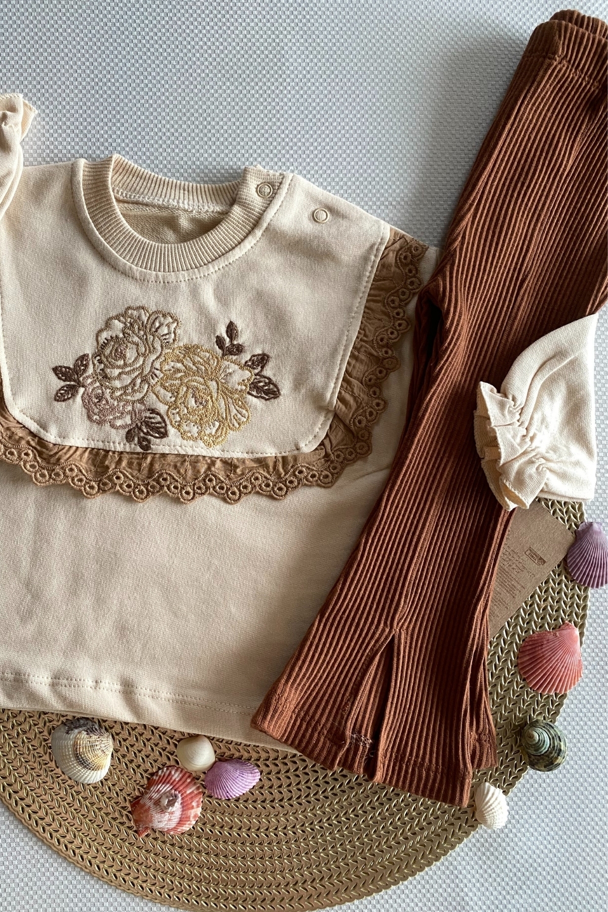 Gül Detaylı Kahverengi Kız Alt Üst Takım